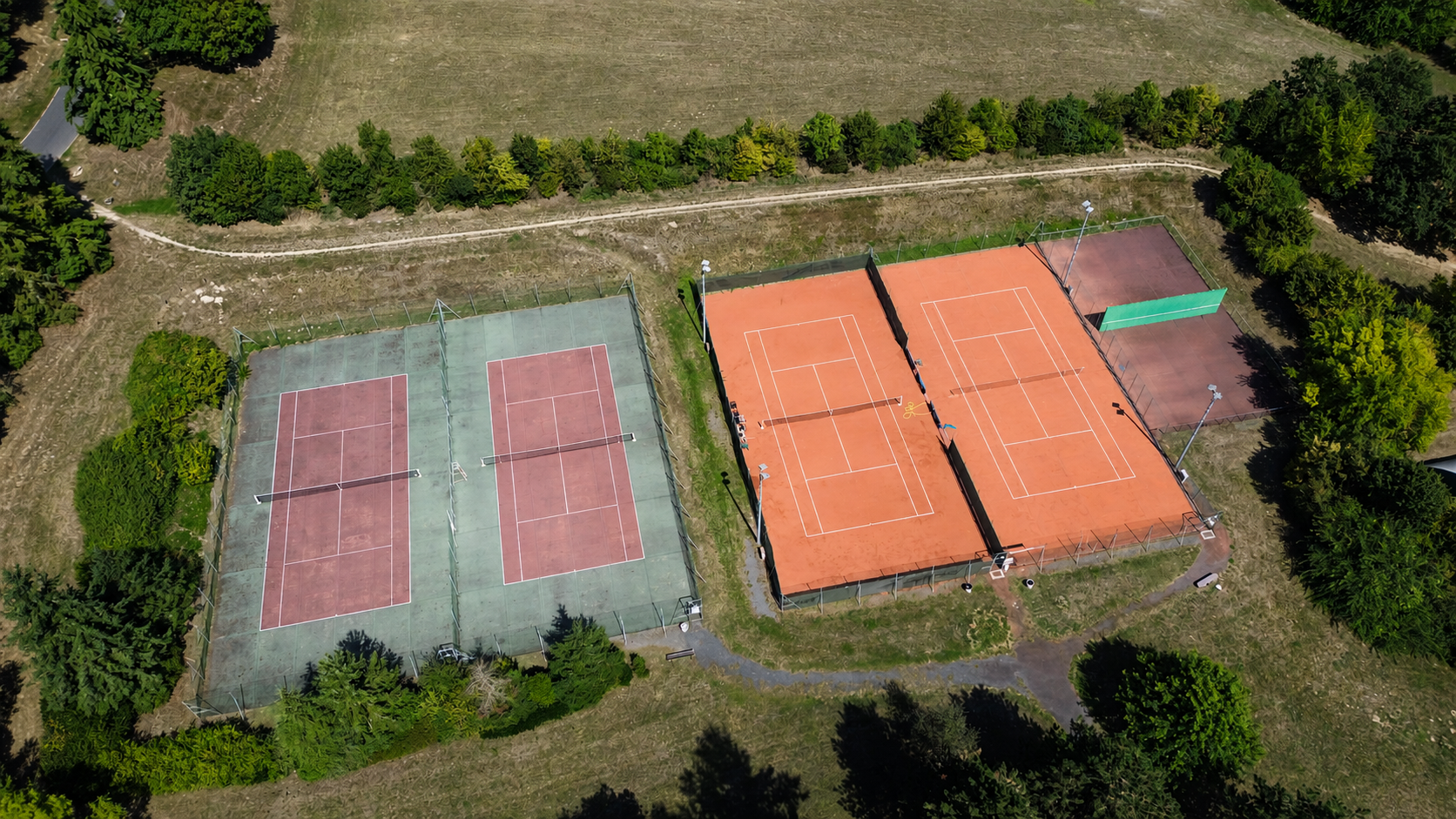 4 courts extérieurs du Tennis Club Cholet : 2 quicks et 2 terres battues tout-temps