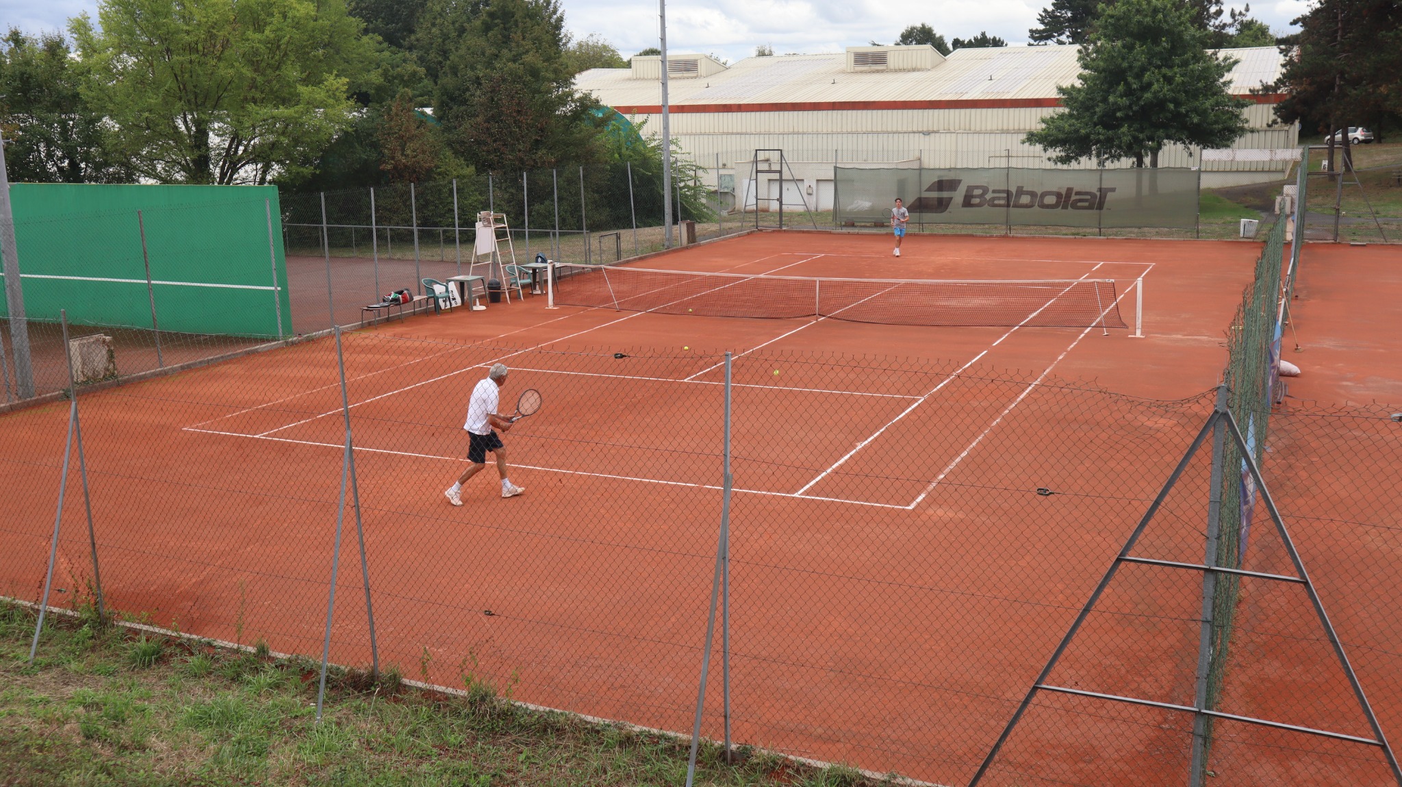 Tennis en plein jour sur les courts extérieurs du Tennis Club Cholet