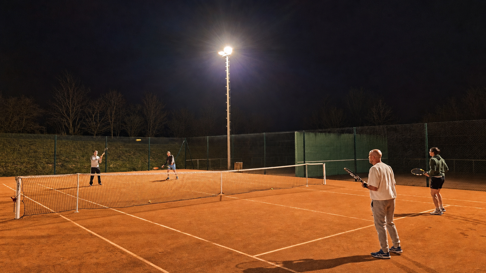 Partie de tennis en double sous l’éclairage nocturne du Tennis Club Cholet